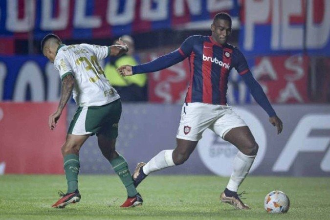 Grêmio estuda a possibilidade em voltar a concentrar esforços para tentar fechar com o agueiro Johan Romaña, do San Lorenzo, da Argentina - (crédito: Foto: Marcelo Endelli/Getty Images) Grêmio estuda a possibilidade em voltar a concentrar esforços para tentar fechar com o agueiro Johan Romaña, do San Lorenzo, da Argentina - (crédito: Foto: Marcelo Endelli/Getty Images)