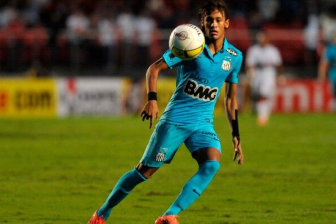 Neymar em ação pelo Santos com camisa azul em 2012 - (crédito: Foto: Ivan Storti / Santos FC) Neymar em ação pelo Santos com camisa azul em 2012 - (crédito: Foto: Ivan Storti / Santos FC)