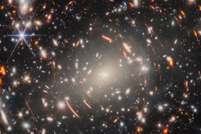 Imagem do Mês do Telescópio Espacial James Webb mostra conglomerado de galáxias no Universo primordial - (crédito: ESA/Webb, NASA & CSA, H. Atek, M) Imagem do Mês do Telescópio Espacial James Webb mostra conglomerado de galáxias no Universo primordial - (crédito: ESA/Webb, NASA & CSA, H. Atek, M)