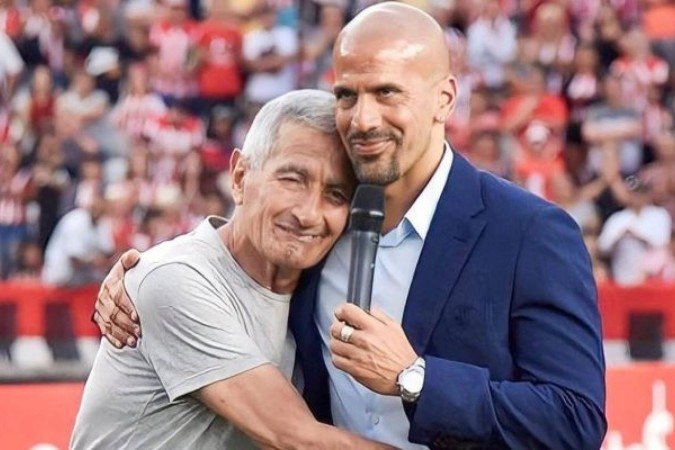 Juan Ramón e seu filho, Juan Sebastián Verón, hoje mandatário da representação de La Plata -  (crédito: Foto: Reprodução/Instagram)