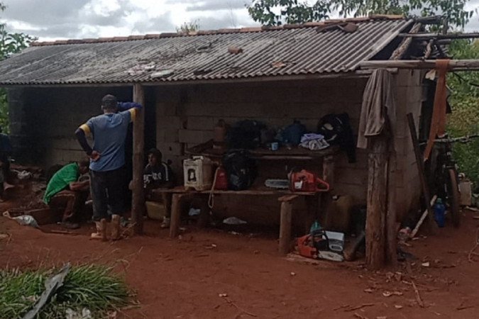 Trabalhadores não dispunham de banheiro, alojamento ou alimentação adequada - (crédito: Superintendência Regional do Trabalho e Emprego de Minas Gerais/Divulgação) Trabalhadores não dispunham de banheiro, alojamento ou alimentação adequada - (crédito: Superintendência Regional do Trabalho e Emprego de Minas Gerais/Divulgação)