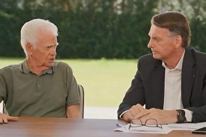 O ex-presidente Jair Bolsonaro ao lado do aposentado Eloy Barbosa de Oliveira, que diz ter sido lesado pelos desvios no INSS - (crédito: Divulgação/PL) O ex-presidente Jair Bolsonaro ao lado do aposentado Eloy Barbosa de Oliveira, que diz ter sido lesado pelos desvios no INSS - (crédito: Divulgação/PL)