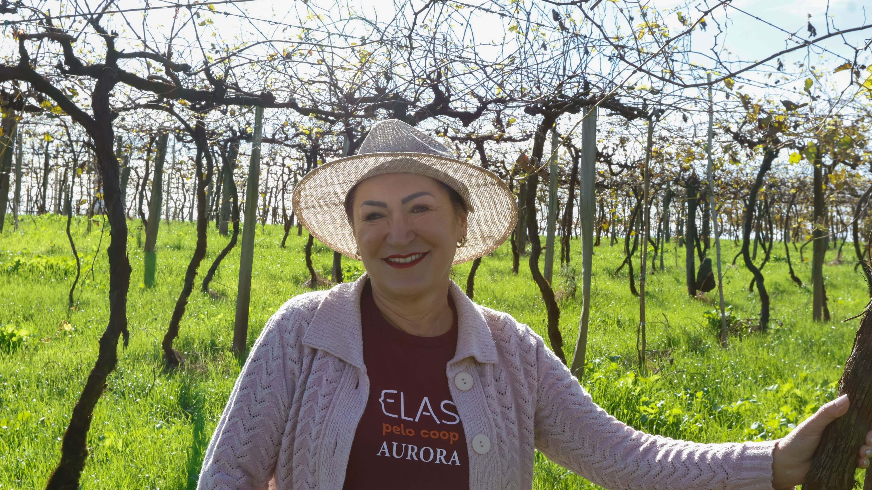 Ivone Ribolde Bellé, cooperada da Cooperativa Vinícola Aurora, que teve as parreiras destruiídas com a enchente em 2024. Na foto, ela está visitando uma outra propriedade.