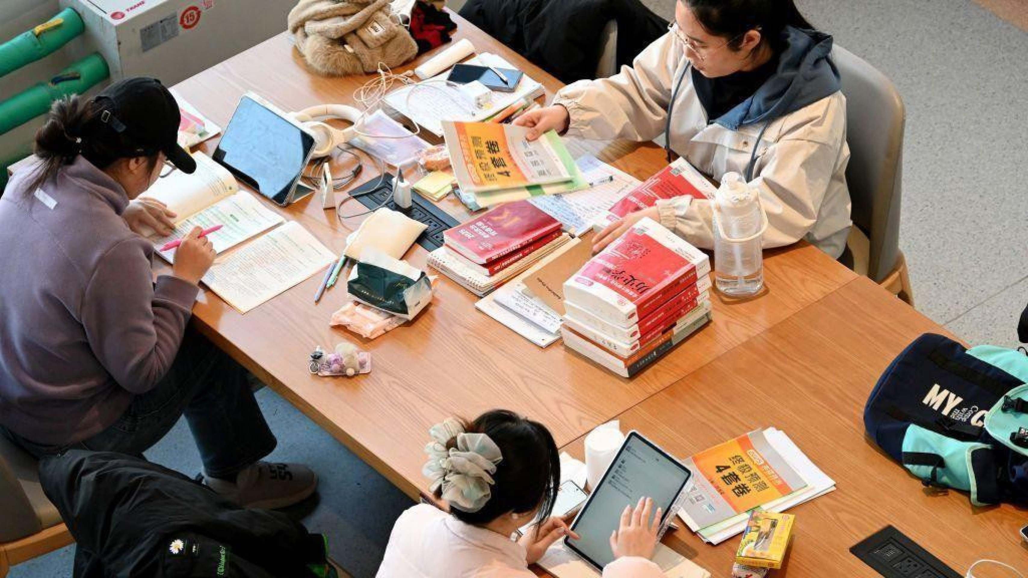 A estudante chinesa que acusa universidade de fazê-la 'tirar as calças' para dar licença menstrual -  (crédito: BBC Geral)