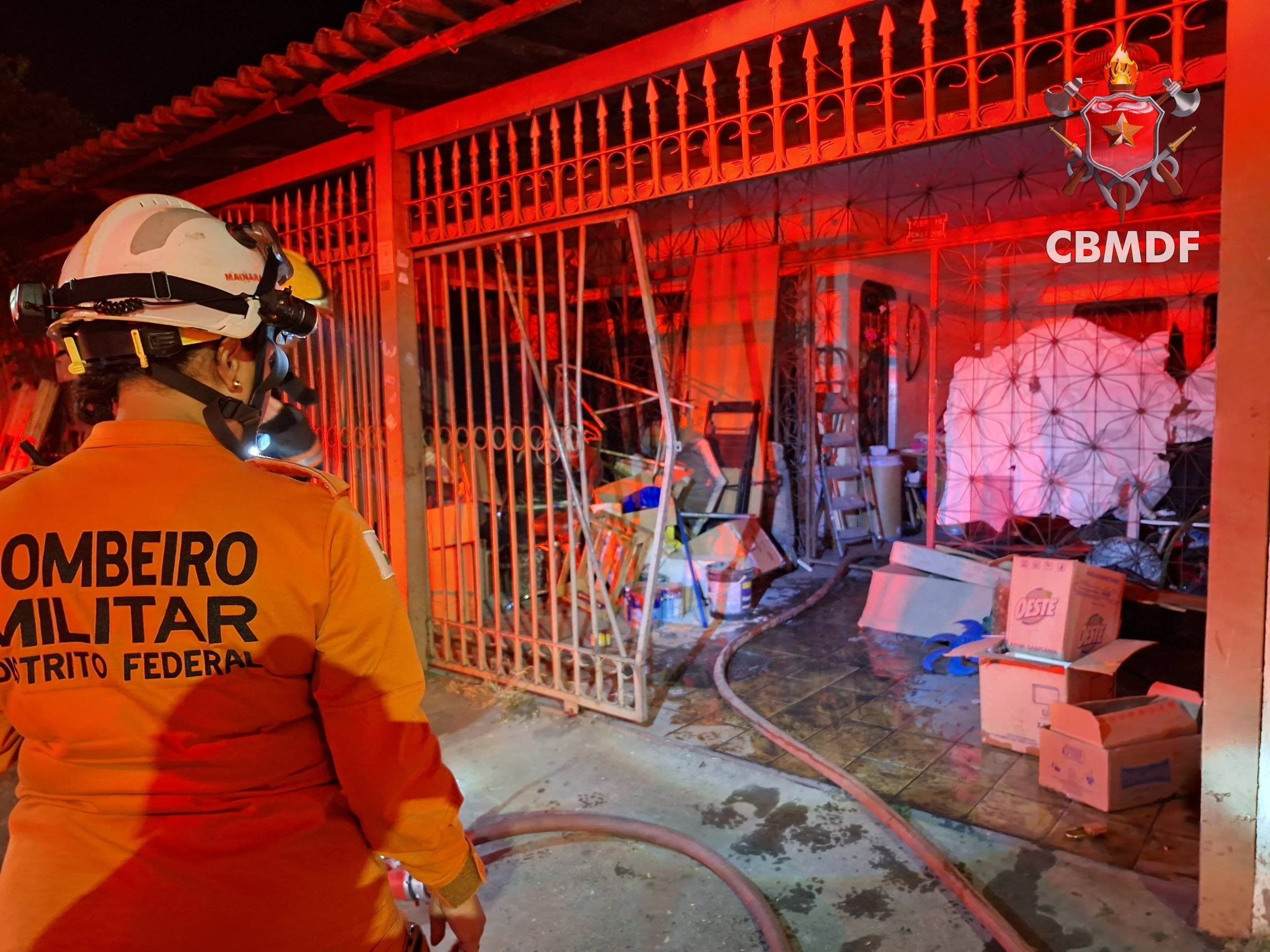 Incêndio em Taguatinga mobiliza bombeiros