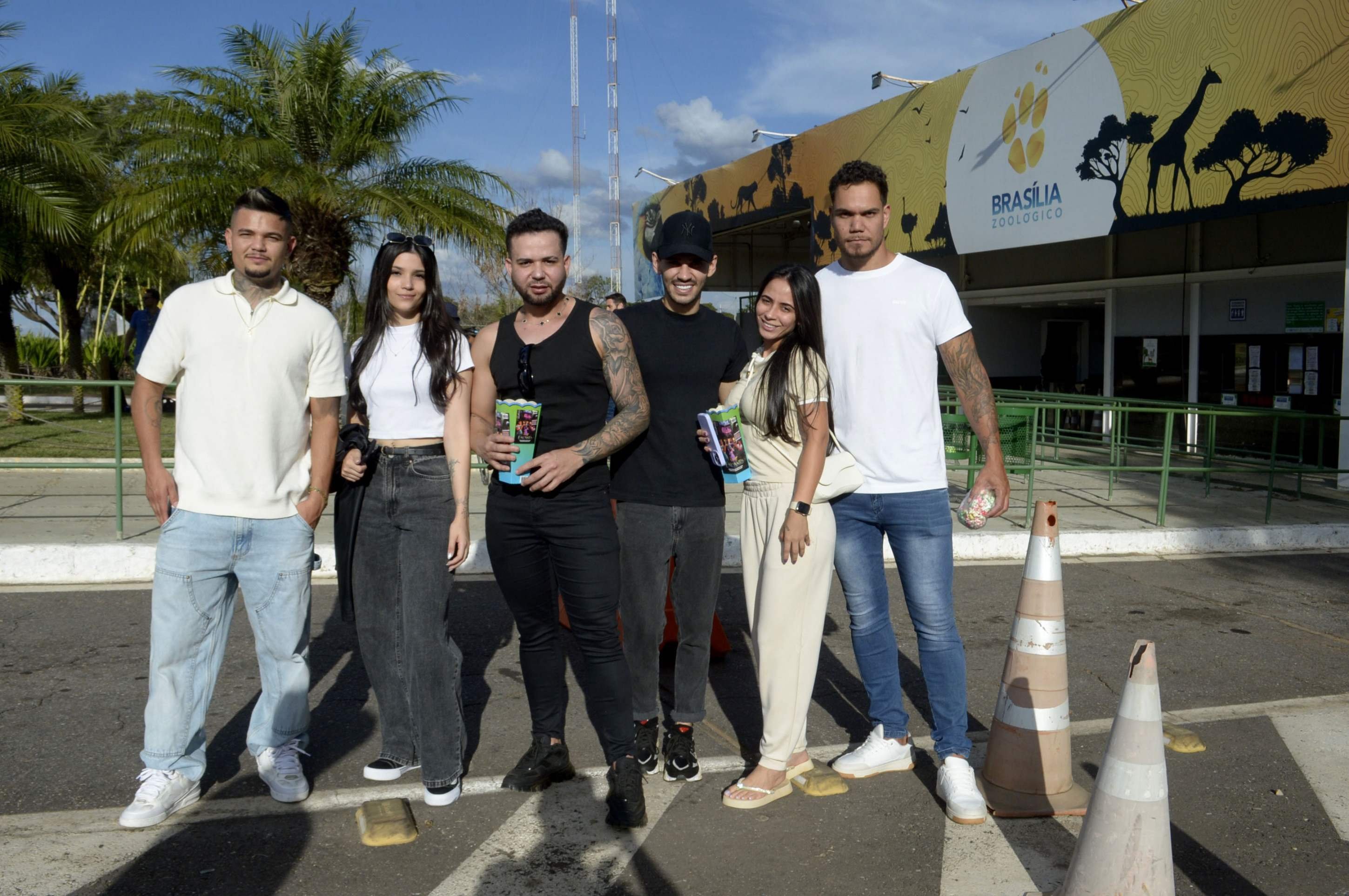 Rafael Barbosa e amigos: ponto turístico interditado