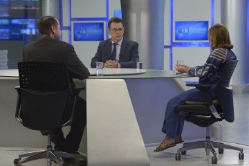 O presidente da CNDL, José César da Costa, em entrevista ao CB.Poder. Na bancada, os jornalistas Sibele Negromonte e Roberto Fonseca -  (crédito:  Marcelo Ferreira/CB/D.A Press)