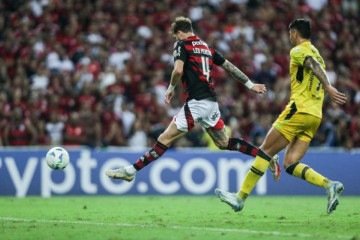 Leo Pereira chuta e faz o gol que classifica o Flamengo às oitavas da Libertadores -  (crédito: Foto:  Gilvan de Souza/Flamengo)