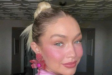 A modelo Gigi Hadid apostou em uma produção em que o acessório é a estrela do look  -  (crédito: Reprodução/Pinterest)