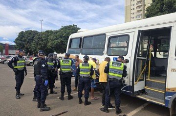 Grupo que pretendia agredir frequentadores de restaurante comunitário do Gama é abordado pela PM -  (crédito: Divulgação/PMDF)