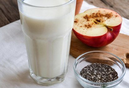 Leite com maçã, canela e chia: Uma vitamina termogênica e nutritiva, que ajuda no controle da glicemia. A chia fornece fibras e proteína vegetal. Ideal para manhãs mais frias ou como pré-treino.
 -  (crédito: Imagem gerada por i.a )
