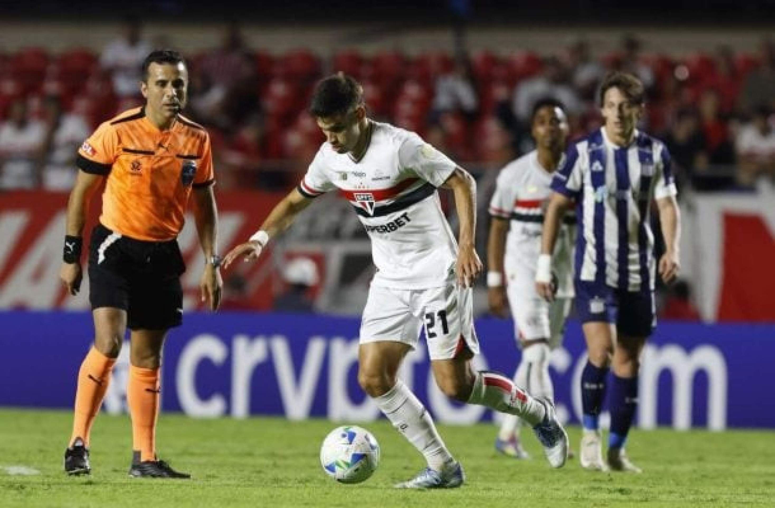 Bobadilla é acusado de ato de xenofobia contra jogador do Talleres  -  (crédito: Foto: Rubens Chiri / Saopaulofc.net)