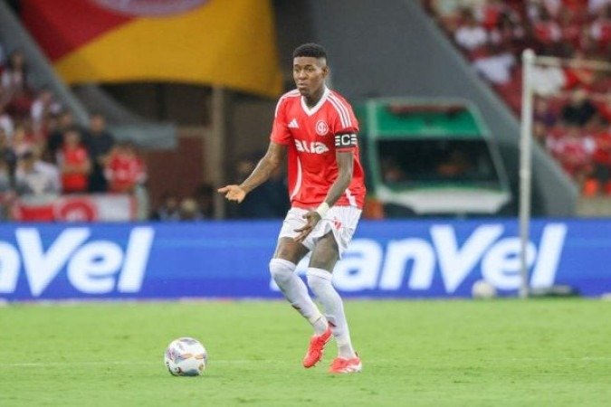 VITÃO - Bom papel defensivo e ainda teve participação no gol de Vitinho, que empatou o jogo, dando um grande lançamento de sua defesa. NOTA 6,5. Foto: Ricardo Duarte / Internacional