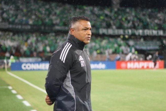 TÉCNICO: ROGER MACHADO – O Internacional fez um jogo defensivo correto no primeiro tempo, mas sem brilho ofensivo. No segundo tempo, Roger fez uma boa alteração (a entrada de Vitinho) e viu seu time vencer mais na garra e na luta do que na técnica. NOTA: 6,0. Foto:  Ricardo Duarte / Internacional