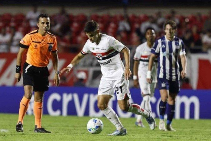 Bobadilla é acusado de ato de xenofobia contra jogador do Talleres - (crédito: Foto: Rubens Chiri / Saopaulofc.net) Bobadilla é acusado de ato de xenofobia contra jogador do Talleres - (crédito: Foto: Rubens Chiri / Saopaulofc.net)
