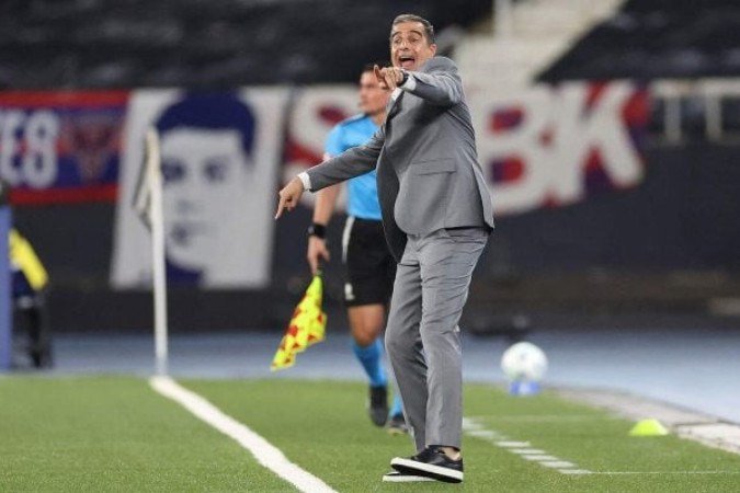 Renato Paiva dá instruções ao time do Botafogo durante a vitória por 1 a 0 sobre a Universidad de Chile, pela Libertadores - (crédito: Foto: Vitor Silva/Botafogo) Renato Paiva dá instruções ao time do Botafogo durante a vitória por 1 a 0 sobre a Universidad de Chile, pela Libertadores - (crédito: Foto: Vitor Silva/Botafogo)