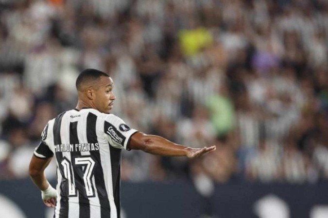 Marlon Freitas instrui os companheiros do Botafogo durante o duelo com a La U - (crédito: Foto: Vitor Silva/Botafogo) Marlon Freitas instrui os companheiros do Botafogo durante o duelo com a La U - (crédito: Foto: Vitor Silva/Botafogo)