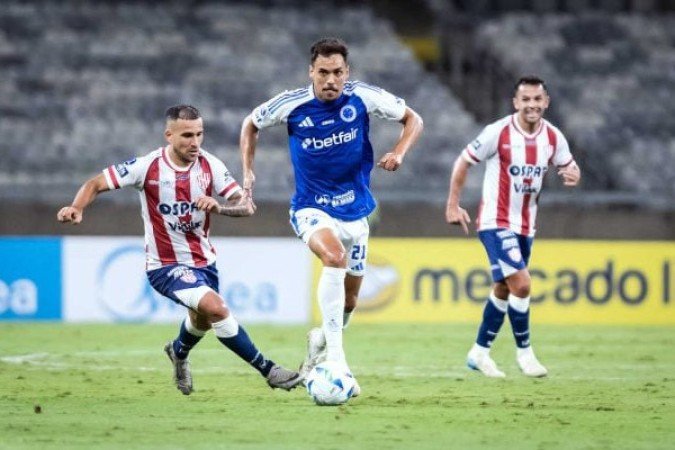 EDUARDO - Foi pouco participativo e não foi bem ofensivamente. Porém, foi eficiente na defesa e colaborou com desarmes e vencendo todos os seus duelos. NOTA: 5,5 - Foto: Gustavo Aleixo/Cruzeiro