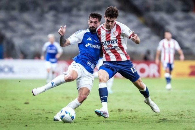 LAUTARO DÍAZ - Ficou preso na marcação do Unión Santa Fé e participou pouco da partida. Teve uma grande chance no segundo tempo, mas não aproveitou. No geral, teve uma atuação discreta e segue sem mostrar todo o seu potencial. NOTA: 5,0 - Foto: Gustavo Aleixo/Cruzeiro