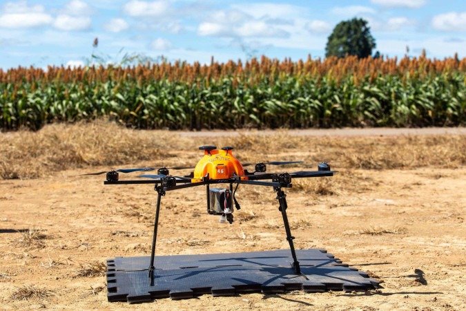 Produtores podem utilizar drones inteligentes para aplicar bioinseticidas nas plantações.