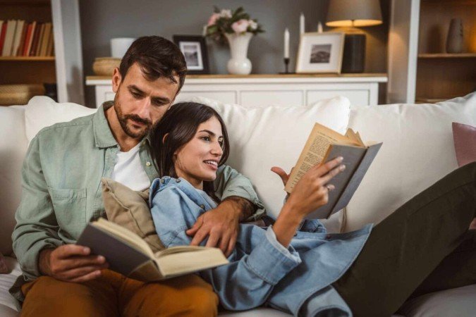 Os livros são capazes de aquecer o coração e trazer reflexões valiosas (Imagem: Miljan Zivkovic | Shutterstock) - (crédito: EdiCase) Os livros são capazes de aquecer o coração e trazer reflexões valiosas (Imagem: Miljan Zivkovic | Shutterstock) - (crédito: EdiCase)