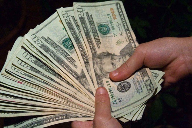 Com máxima a R$ 5,7405, pela manhã, o dólar à vista fechou em alta de 0,93%, a R$ 5,7195 - (crédito: Steven Depolo) Com máxima a R$ 5,7405, pela manhã, o dólar à vista fechou em alta de 0,93%, a R$ 5,7195 - (crédito: Steven Depolo)