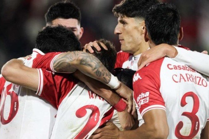 HURACÁN - Jogando com os reservas, os jogadores mostraram seriedade antes da final do Campeoanto Argentino. Conseguiu travar bem as oportunidades alvinegras e soube aproveitar bem as suas oportunidades. Nota: 6 - Foto: Divulgação/Conmebol