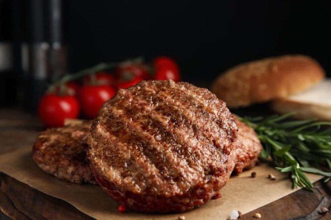 Hambúrguer de carne moída (Imagem: New Africa | Shutterstock) -  (crédito: EdiCase)