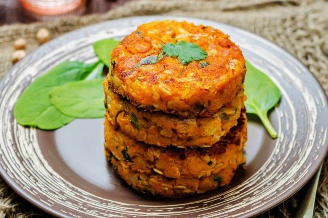 Hambúrguer vegetariano de batata-doce e grão-de-bico (Imagem: Nataliya Arzamasova | Shutterstock) - (crédito: EdiCase) Hambúrguer vegetariano de batata-doce e grão-de-bico (Imagem: Nataliya Arzamasova | Shutterstock) - (crédito: EdiCase)