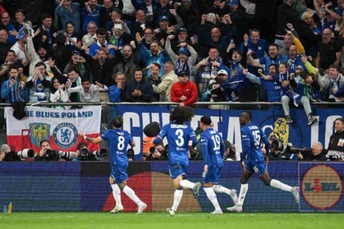 Jogadores do Chelsea comemoram o gol marcado por Enzo Fernández na final da Liga Conferência -  (crédito: Foto: Stuart Franklin/Getty Images)