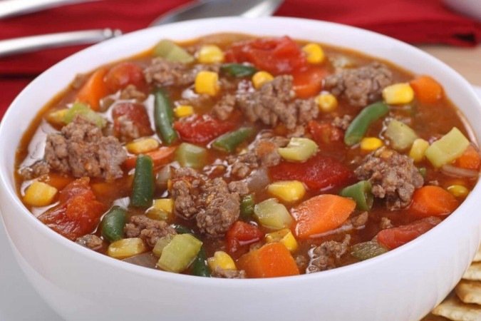 Sopa de carne moída com legumes (Imagem: Charles Brutlag | Shutterstock) - (crédito: EdiCase) Sopa de carne moída com legumes (Imagem: Charles Brutlag | Shutterstock) - (crédito: EdiCase)
