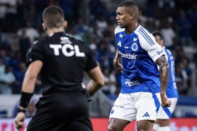 WALACE - Teve uma atuaÃ§Ã£o segura e cumpriu bem o seu papel na proteÃ§Ã£o da defesa. Foi bem nos duelos e venceu a maioria. TambÃ©m teve papel importante nos passes longos. NOTA: 6,0 - Foto: Gustavo Aleixo/Cruzeiro