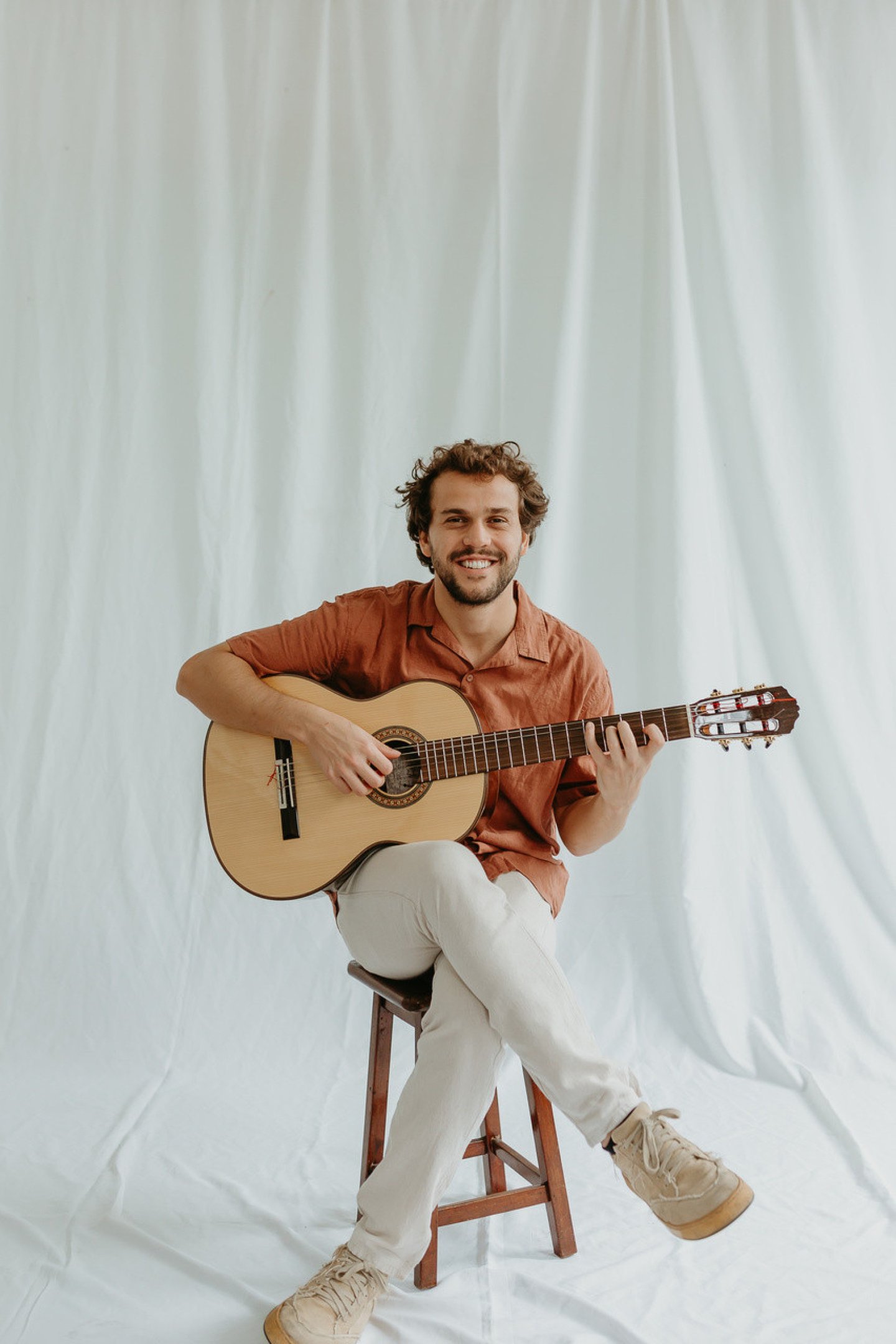 Theo Bial está de volta com álbum em homenagem a Chico Buarque