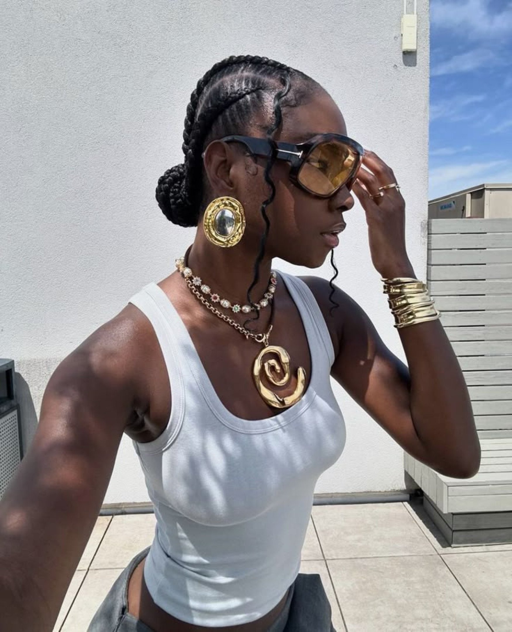 Os acessórios certos podem transformar um look até então básico em algo marcante 