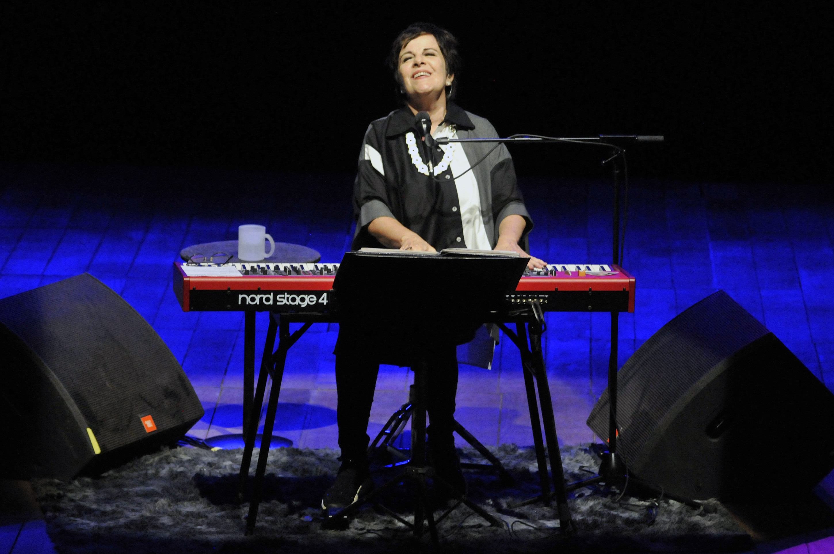 Cantora Leila Pinheiro encanta pacientes do Hospital Sarah Kubitschek