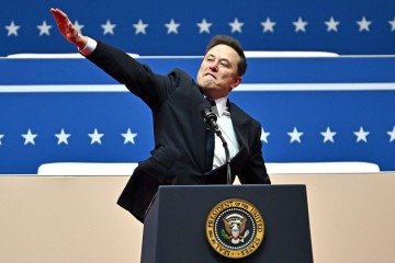 Elon Musk em gesto polêmico durante posse de Trump; megaempresário entra para a história como o homem mais rico do planeta - (crédito: Angela Weiss/AFP - 20/1/25) Elon Musk em gesto polêmico durante posse de Trump; megaempresário entra para a história como o homem mais rico do planeta - (crédito: Angela Weiss/AFP - 20/1/25)