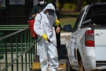 Como parte das medidas de prevenção, todos os veículos autorizados a entrar no zoológico estão ando por higienização -  (crédito:  Ed Alves CB/DA Press)