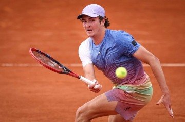 Brazil's Joao Fonseca plays a forehand return to 's Pierre-Hugues Herbert during their men's singles match on day 5 of the French Open tennis tournament at the Roland-Garros Complex in Paris on May 29, 2025. -  (crédito: Anne-Christine Poujoulat/AFP)