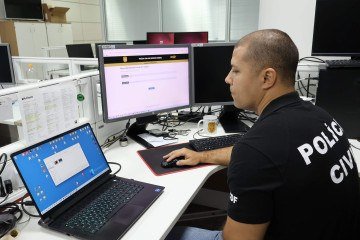  Com apenas um clique e uma foto, o profissional de segurança consegue ar o histórico de uma pessoa, incluindo todas as ocorrências em que ela esteve envolvida -  (crédito:  Bruna Gaston/CB/D.A Press)