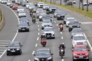 A Faixa Azul é uma sinalização horizontal, exclusiva para motos, que fica entre as faixas 1 e 2 das vias (mais à direita) -  (crédito: Minervino Júnior/CB/D.A.Press)
