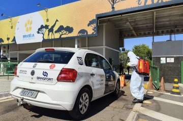 Carro é higienizado antes de entrar no zoológico -  (crédito: Ed Alves/CB/DA Press)
