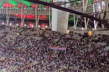 Torcida do Fluminense exibe faixa antes de jogo contra Once Caldas -  (crédito: Foto: Carlos Mello / Jogada10)