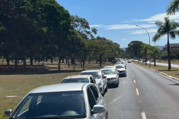 A fila estendia-se no eixinho da altura da SQN 206 até a 208 -  (crédito: Bruna Pauxis)