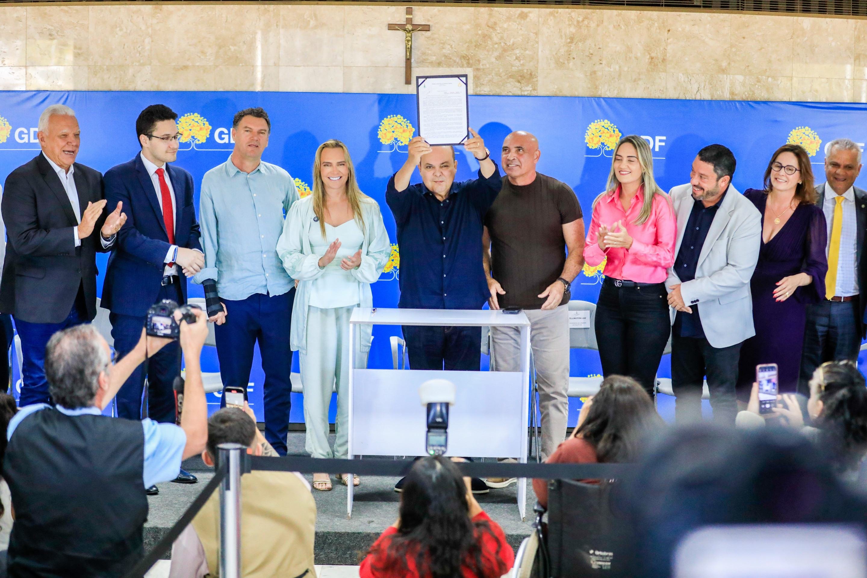 GDF cria auxílio de R$ 15 mil para compra de materiais de construção
