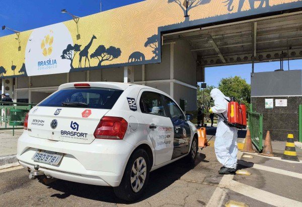 Carro é higienizado antes de entrar no zoológico -  (crédito: Ed Alves/CB/DA Press)