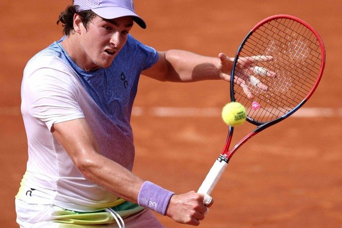 João Fonseca segue sem perder um set sequer em Roland Garros e passou para a terceira fase do Grand Slam - (crédito: AFP) João Fonseca segue sem perder um set sequer em Roland Garros e passou para a terceira fase do Grand Slam - (crédito: AFP)