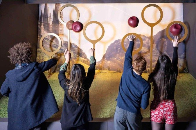 Harry Potter: The Exhibition — A exposição com figurinos, adereços e objetos utilizados nos filmes percorreu vários países entre 2009 e 2020.
