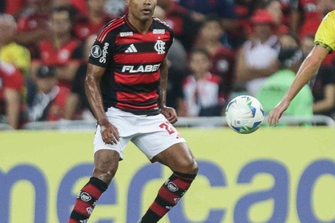 ALEX SANDRO – Assim como Wesley pela direita, apareceu bastante no apoio ao ataque e chegou até a linha de fundo em algumas jogadas. No entanto, não conseguiu efetividade nos cruzamentos e nem entrar na área com perigo. Faltou objetividade. NOTA: 5,5. Foto: Gilvan de Souza/Flamengo