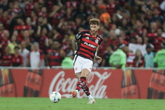 LEO PEREIRA – Teve atuação semelhante à de Leo Ortiz. Exceto por um lance em que se esforçou para cortar um contra-ataque venezuelano no primeiro tempo, ficou trocando passes e iniciando jogadas sem grande objetividade. No segundo tempo, virou herói ao marcar o belo gol que classificou o time para as oitavas. NOTA: 7,0