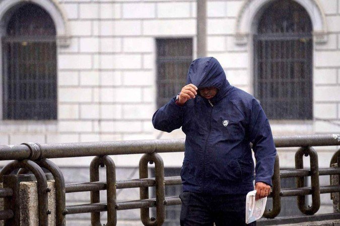 Inmet emitiu alerta laranja de queda de temperatura para 12 Estados - (crédito: Paulo Pinto/Agência Brasil) Inmet emitiu alerta laranja de queda de temperatura para 12 Estados - (crédito: Paulo Pinto/Agência Brasil)